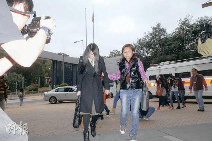 警方昨日採取行動,搗破一個有旅行社東主及職員參與營運的賣淫集團,拘捕多名涉嫌賣淫的內地女子(左)。(鍾炳然攝) 警方新界南總區重案組搗破賣淫集團,拘捕4男1女集團成員,包括兩名旅行社職員(不在相中)。(樊銳昌攝) 警方昨日採取行動,搗破一個有旅行社東主及職員參與營運的賣淫集團,拘捕多名涉嫌賣淫的內地女子(左)。(鍾炳然攝) 警方新界南總區重案組搗破賣淫集團,拘捕4男1女集團成員,包括兩名旅行社職員(不在相中)。(樊銳昌攝)