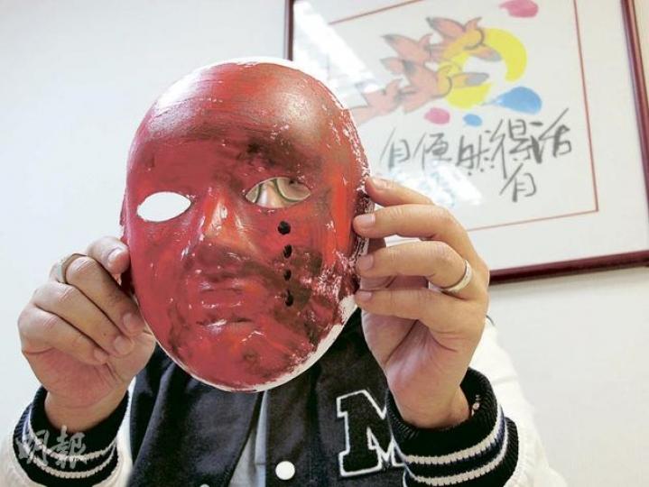阿Ben繪畫的面具表面只有一行眼淚(黑點,上圖),但裏面卻有六行眼淚(下圖)。他說了解到自己內心比外表更憂愁,增加了戒賭決心,更決定辭去工作,「全職」戒賭。(余卓善攝) 阿Ben繪畫的面具表面只有一行眼淚(黑點,上圖),但裏面卻有六行眼淚(下圖)。他說了解到自己內心比外表更憂愁,增加了戒賭決心,更決定辭去工作,「全職」戒賭。(余卓善攝)