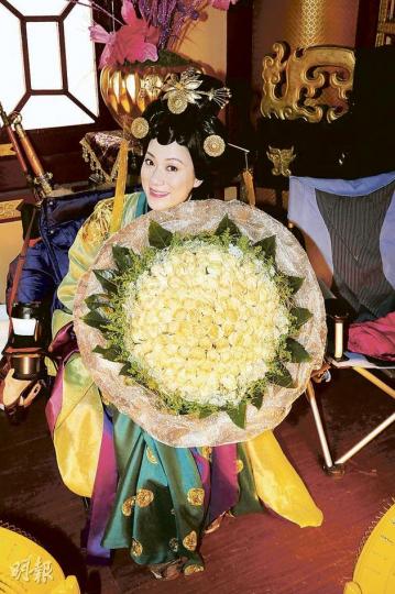 張可頤情人節收99枝玫瑰花,她不肯透露誰是送花人。(攝影/記者﹕魏幼芳、林祖傑) 張可頤情人節收99枝玫瑰花,她不肯透露誰是送花人。(攝影/記者﹕魏幼芳、林祖傑)