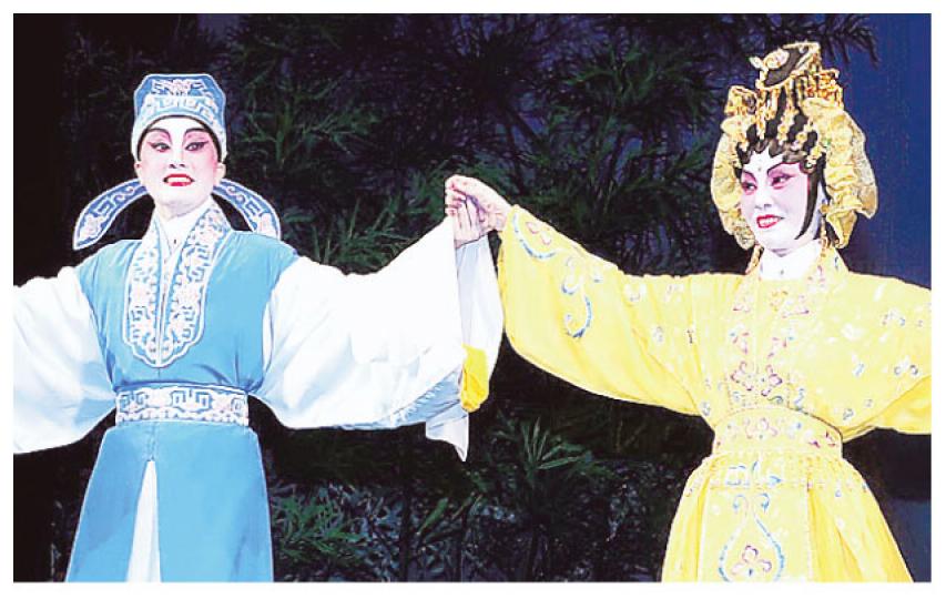 蓋鳴暉(左)與吳美英(右)完成鳴芝聲劇團於新光戲院最後一場演出,盡顯難捨之情。(攝影/記者:劉一立) 蓋鳴暉(左)與吳美英(右)完成鳴芝聲劇團於新光戲院最後一場演出,盡顯難捨之情。(攝影/記者:劉一立)