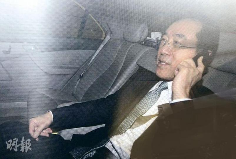 特首參選人唐英年昨晚出席會計師公會的論壇後,表示沒印象看過《爽報》所報道的03年「草圖」。圖為他在論壇後乘座駕返回競選辦。(李澤彤攝) 特首參選人唐英年昨晚出席會計師公會的論壇後,表示沒印象看過《爽報》所報道的03年「草圖」。圖為他在論壇後乘座駕返回競選辦。(李澤彤攝)