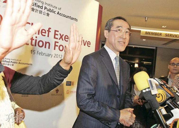 僭建醜聞愈揭愈多,特首參選人唐英年昨晚面對大批記者質詢時,重申僭建約道7號大宅地庫基本上用作儲物,但不肯定面積有多大,又說已安排專業人士和屋宇署人員今日進入大宅視察。之後唐的公關謝彩雲(左)高舉雙手,籲傳媒停止發問,因唐要離開。(李紹昌攝) 屬唐營的華置副主席劉鳴煒(左)和醫管局主席胡定旭(右)昨日出席「香港精神大使」活動時,均拒絕評論唐英年大宅僭建一事。(梁家欣攝) 僭建醜聞愈揭愈多,特首參選人唐英年昨晚面對大批記者質詢時,重申僭建約道7號大宅地庫基本上用作儲物,但不肯定面積有多大,又說已安排專業人士和屋宇署人員今日進入大宅視察。之後唐的公關謝彩雲(左)高舉雙手,籲傳媒停止發問,因唐要離開。(李紹昌攝) 屬唐營的華置副主席劉鳴煒(左)和醫管局主席胡定旭(右)昨日出席「香港精神大使」活動時,均拒絕評論唐英年大宅僭建一事。(梁家欣攝)