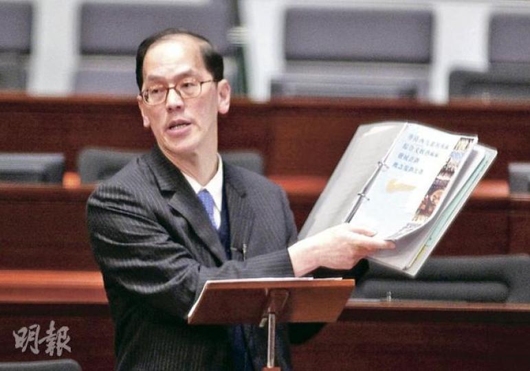 民政事務局長曾德成批評,「有些繪影繪聲的報道無事實根據,我作為曾經作傳媒的人,對於編造故事,覺得好不齒。」(郭慶輝攝) 特首參選人梁振英覆信政府,希望政府公開所有有關當年西九設計比賽的文件資料。(李紹昌攝) 民政事務局長曾德成批評,「有些繪影繪聲的報道無事實根據,我作為曾經作傳媒的人,對於編造故事,覺得好不齒。」(郭慶輝攝) 特首參選人梁振英覆信政府,希望政府公開所有有關當年西九設計比賽的文件資料。(李紹昌攝)