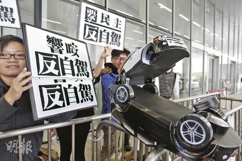 多個民間團體包括土地正義聯盟、反對香港被規劃行動組,昨日到立法會大樓外請願,反對推行自駕遊計劃。發起團體強調並非針對內地人,只是不滿政府在全無諮詢下,黑箱作業強推自駕遊。(郭慶輝攝) 多個民間團體包括土地正義聯盟、反對香港被規劃行動組,昨日到立法會大樓外請願,反對推行自駕遊計劃。發起團體強調並非針對內地人,只是不滿政府在全無諮詢下,黑箱作業強推自駕遊。(郭慶輝攝)