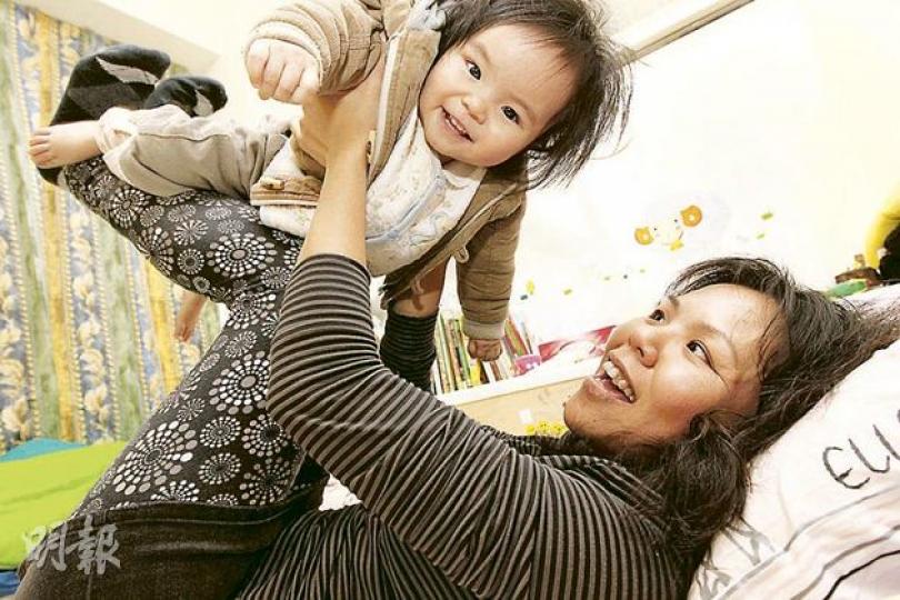 在家出生的Miranda女兒現已14個月大,精靈活潑。(李紹昌攝) 在家出生的Miranda女兒現已14個月大,精靈活潑。(李紹昌攝)