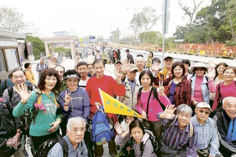 由退休人士自發組織的康信旅行隊,昨特別走進沙頭角行山,順道欣賞沿路風光。帶隊的劉康孫(中間紅衣者)指出,沙頭角路段不算難行,沿途風景和空氣亦佳。(李紹昌攝) 有行山人士昨日到沙頭角担水坑村遊覽,觀看當地一些廟宇。(李紹昌攝) 有單車隊昨日專程組團駛入沙頭角,笑言踩入禁區感覺良好,但希望公共設施如休憩處或買賣飲料的地方可以增加。(李紹昌攝) 由退休人士自發組織的康信旅行隊,昨特別走進沙頭角行山,順道欣賞沿路風光。帶隊的劉康孫(中間紅衣者)指出,沙頭角路段不算難行,沿途風景和空氣亦佳。(李紹昌攝) 有行山人士昨日到沙頭角担水坑村遊覽,觀看當地一些廟宇。(李紹昌攝) 有單車隊昨日專程組團駛入沙頭角,笑言踩入禁區感覺良好,但希望公共設施如休憩處或買賣飲料的地方可以增加。(李紹昌攝)