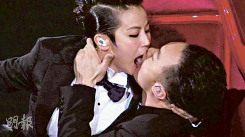 陳奕迅與何韻詩濕吻伸脷令人嘩然,但兩人互推說是對方先伸脷。(攝影﹕鍾偉茵) 陳奕迅肉緊伸手胸襲何韻詩,意識大膽。(攝影﹕鍾偉茵) 何韻詩坐在陳奕迅的大腿上合唱《芳華絕代》,阿詩一邊唱一邊做出不少大膽動作。(攝影﹕鍾偉茵) 陳奕迅突然與何韻詩激吻嚇親女兒康堤(左),老婆徐濠縈與千嬅老公丁子高聚精會神拍照。(攝影﹕鍾偉茵) 陳奕迅與何韻詩濕吻伸脷令人嘩然,但兩人互推說是對方先伸脷。(攝影﹕鍾偉茵) 陳奕迅肉緊伸手胸襲何韻詩,意識大膽。(攝影﹕鍾偉茵) 何韻詩坐在陳奕迅的大腿上合唱《芳華絕代》,阿詩一邊唱一邊做出不少大膽動作。(攝影﹕鍾偉茵) 陳奕迅突然與何韻詩激吻嚇親女兒康堤(左),老婆徐濠縈與千嬅老公丁子高聚精會神拍照。(攝影﹕鍾偉茵)