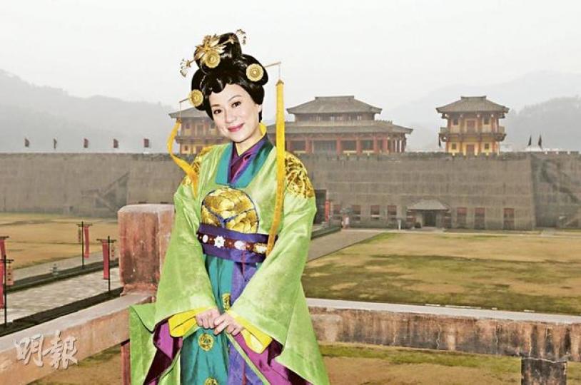 張可頤處身秦王宮內的中和宮城樓拍攝《女相》,整個場景非常宏偉,是在香港無法找到的場景。(攝影/記者﹕魏幼芳、林祖傑) 張可頤坐在電暖爐風扇前取暖,只要坐下就有工作人員為她執妝,完全不擔心自己未夠靚出鏡,其馬騮仔暖手袋更是溫暖。(攝影/記者﹕魏幼芳、林祖傑) 張可頤(左)昨日與劉雪華(右)拍攝一場奔喪戲,兩位好戲之人鬥戲有火花。(攝影/記者﹕魏幼芳、林祖傑) 張可頤處身秦王宮內的中和宮城樓拍攝《女相》,整個場景非常宏偉,是在香港無法找到的場景。(攝影/記者﹕魏幼芳、林祖傑) 張可頤坐在電暖爐風扇前取暖,只要坐下就有工作人員為她執妝,完全不擔心自己未夠靚出鏡,其馬騮仔暖手袋更是溫暖。(攝影/記者﹕魏幼芳、林祖傑) 張可頤(左)昨日與劉雪華(右)拍攝一場奔喪戲,兩位好戲之人鬥戲有火花。(攝影/記者﹕魏幼芳、林祖傑)
