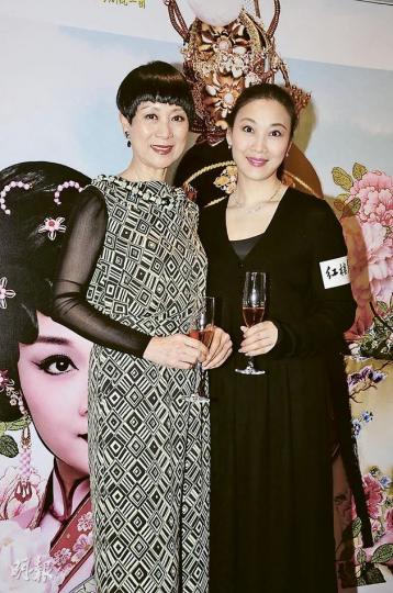 陳寶珠(左)與國家一級演員蔣文端(右)合作演出《紅樓夢》,令戲迷期待。(攝影:黃梓烜) 陳寶珠獲半百粉絲到場吶喊支持,儼如打下強心針。(攝影:黃梓烜) 陳寶珠(左)與國家一級演員蔣文端(右)合作演出《紅樓夢》,令戲迷期待。(攝影:黃梓烜) 陳寶珠獲半百粉絲到場吶喊支持,儼如打下強心針。(攝影:黃梓烜)