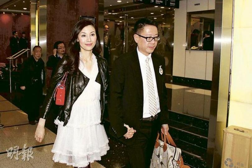 李嘉欣(左)昨日陪老公許晉亨(右)入馬場,但因她身穿鬆身裙,故未能察覺身形有否異樣。(攝影﹕娛樂組) 李嘉欣(左)昨日陪老公許晉亨(右)入馬場,但因她身穿鬆身裙,故未能察覺身形有否異樣。(攝影﹕娛樂組)