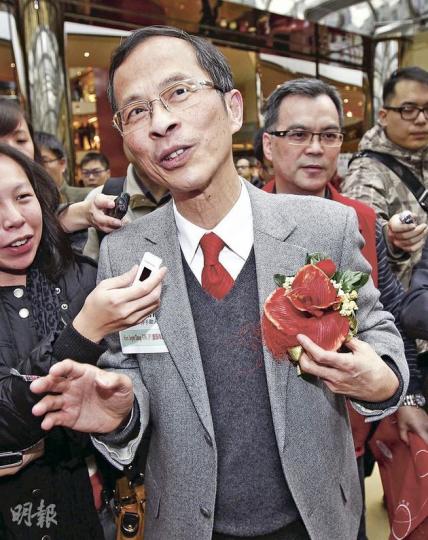 立法會主席曾鈺成在專訪中透露,考慮參選特首是由於建制派因唐、梁競選導致嚴重分裂,不少人對二人有保留。他昨日出席活動時亦表示,陸續有朋友推舉他參選,他目前仍需時間才作出「人生中最重要的決定」。(李紹昌攝) 立法會主席曾鈺成在專訪中透露,考慮參選特首是由於建制派因唐、梁競選導致嚴重分裂,不少人對二人有保留。他昨日出席活動時亦表示,陸續有朋友推舉他參選,他目前仍需時間才作出「人生中最重要的決定」。(李紹昌攝)