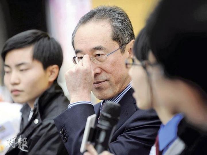 唐英年(中)昨午出席社會服務聯會在文化中心舉行的特首參選人論壇。他說會配合屋宇署調查,又說「邊度跌低,就喺邊度企返起身」,決定照常出席所有接受的活動。 (余俊亮攝) 唐英年(中)昨午出席社會服務聯會在文化中心舉行的特首參選人論壇。他說會配合屋宇署調查,又說「邊度跌低,就喺邊度企返起身」,決定照常出席所有接受的活動。 (余俊亮攝)