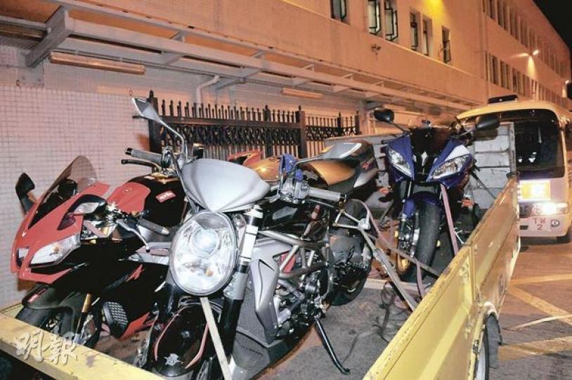 警方將涉非法賽車的3部電單車拖往大欖扣查,包括一輛價值25萬元、時速可逾200公里的「辣車」Aprilia RSV4(左一紅色電單車)。(蔡方山攝)
警方將涉非法賽車的3部電單車拖往大欖扣查,包括一輛價值25萬元、時速可逾200公里的「辣車」Aprilia RSV4(左一紅色電單車)。(蔡方山攝)