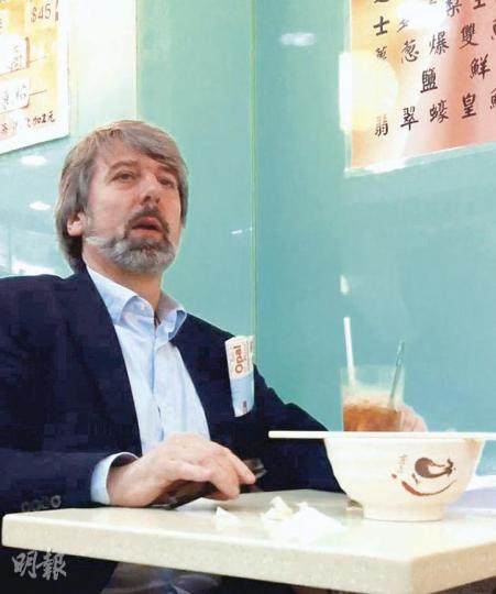 在港教授英語的Jack（右）與來港旅遊的母親Penny（左），投訴圖中位於佐敦白加士街的美新茶餐廳收費不公。（劉焌陶攝）
