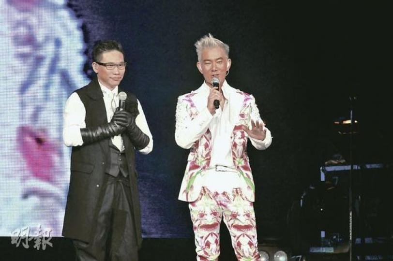 蘇永康(左)擔任表演嘉賓,跟小齊(右)大談特首選舉的政治問題。(攝影:孫華中) 小齊每收一束花就送出一個吻,難怪歌迷排住隊獻花。(攝影:孫華中) 小齊與五月天的阿信Jam歌,令粉絲如癡如醉。(攝影:孫華中) 陳嘉桓(右)偕媽咪(左)睇騷。(攝影:孫華中) 蘇永康(左)擔任表演嘉賓,跟小齊(右)大談特首選舉的政治問題。(攝影:孫華中) 小齊每收一束花就送出一個吻,難怪歌迷排住隊獻花。(攝影:孫華中) 小齊與五月天的阿信Jam歌,令粉絲如癡如醉。(攝影:孫華中) 陳嘉桓(右)偕媽咪(左)睇騷。(攝影:孫華中)