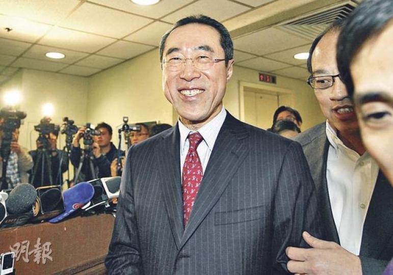 唐英年昨出席保險界論壇時表示，今次緋聞女主角林穎妍「已唔係第一位喺傳媒出現，亦相信可能唔係最後一位」。（郭慶輝攝） 鄉議局副主席林偉強昨出席鄉議局執行委員會會議時，開腔回應女兒林穎妍和唐英年緋聞，他說女兒親口否認和唐有親密關係。（林振東攝） 香港總商會總裁袁莎妮（圖）昨出席廠商會活動時稱，不認識唐的新緋聞女主角林穎妍。（陳子凌攝）