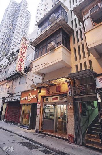 有65年歷史的香港仔山窿謝記魚蛋，由於近年鮮魚材價格飈升及貨源大減，加上無人接班，決定下月底結業。（劉焌陶攝） 謝記第二代掌舵人之一謝陳惠芳，拿起招牌魚蛋粉時，面露驕傲的微笑。雖然結業在即，但她強調不是「執笠」，而是「光榮結業」。（劉焌陶攝） 前港督彭定康（左）曾是謝記座上客，此相片亦已有15年歷史。右為謝記第二代掌舵人之一謝陳惠芳。（劉焌陶翻攝）