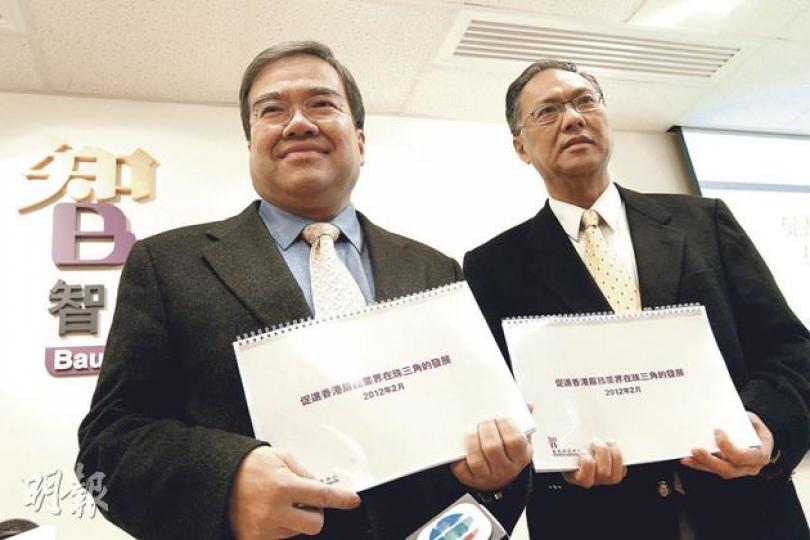 智經主席胡定旭（左）發表報告建議，在深圳前海、珠海橫琴及廣州南沙3個地區政府設立中介公司，協助港商處理登記註冊事宜，右為智經特別顧問梁永立。另外，胡定旭回應指他提名唐英年參選特首，認為唐在處理僭建事件時「有不足，但會汲取教訓」。（李紹昌攝）
