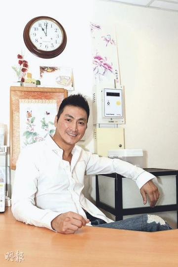 何家勁教導如何照顧腦退化症患者。(攝影/記者:葉靜文) 何家勁教導如何照顧腦退化症患者。(攝影/記者:葉靜文)