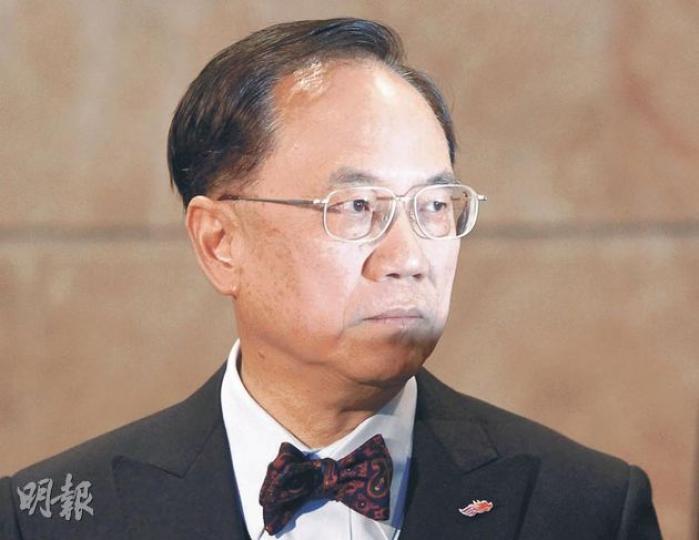 特首曾蔭權昨晚出席香港中國企業協會新春酒會後,走向記者群回應輿論對他接受富豪款待的質疑,數十記者同時間發問,他頓了一頓說﹕「不要往往從陰謀論和負面角度分析事情」、「否則香港便會內耗不停」,只答了兩條問題便離去。(郭慶輝攝) 特首曾蔭權昨晚出席香港中國企業協會新春酒會後,走向記者群回應輿論對他接受富豪款待的質疑,數十記者同時間發問,他頓了一頓說﹕「不要往往從陰謀論和負面角度分析事情」、「否則香港便會內耗不停」,只答了兩條問題便離去。(郭慶輝攝)