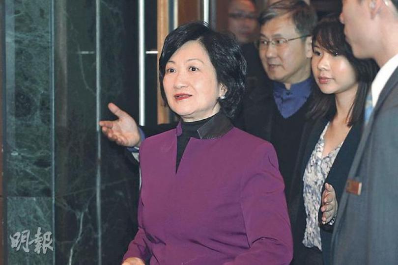 特首參選人葉劉淑儀認為,特首應盡量避免與富商過從甚密,以免予人官商勾結之感,承諾一旦上任會「好檢點」。(李紹昌攝) 特首參選人葉劉淑儀認為,特首應盡量避免與富商過從甚密,以免予人官商勾結之感,承諾一旦上任會「好檢點」。(李紹昌攝)