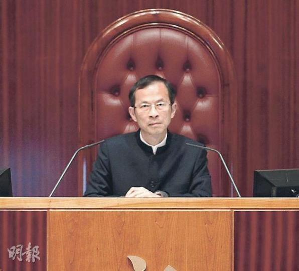 立法會主席曾鈺成日前宣布有意參選特首,他表示日後在處理主席職務時,會避免就特首選舉有關議程下任何決定。(郭慶輝攝) 立法會主席曾鈺成日前宣布有意參選特首,他表示日後在處理主席職務時,會避免就特首選舉有關議程下任何決定。(郭慶輝攝)