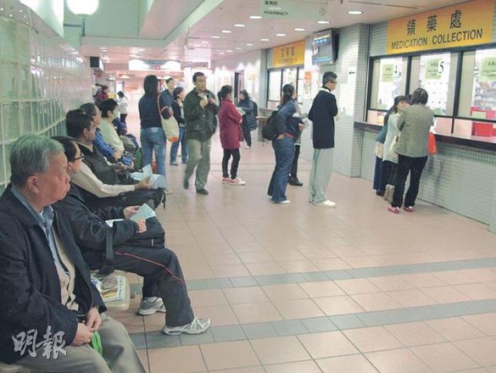 本報記者昨日黃昏到東區醫院藥劑部觀察,發現領藥處有60多名市民輪候,大部分人要等逾30分鐘才能取藥。1名60多歲的長者說,在天寒地凍下輪候了1個多小時,有點不適。(余卓善攝) 本報記者昨日黃昏到東區醫院藥劑部觀察,發現領藥處有60多名市民輪候,大部分人要等逾30分鐘才能取藥。1名60多歲的長者說,在天寒地凍下輪候了1個多小時,有點不適。(余卓善攝)