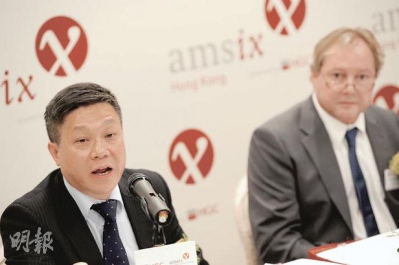 和記環球電訊國際業務總裁郭詠邦(圖左)指出,與荷蘭合作推出互聯網交換平台,將會減少數據傳送的轉折點,有助提升上網速度,長遠更有減價空間。圖右為阿姆斯特丹互聯網交換中心行政總裁 Job Witteman。(尹錦恩攝) 和記環球電訊國際業務總裁郭詠邦(圖左)指出,與荷蘭合作推出互聯網交換平台,將會減少數據傳送的轉折點,有助提升上網速度,長遠更有減價空間。圖右為阿姆斯特丹互聯網交換中心行政總裁 Job Witteman。(尹錦恩攝)