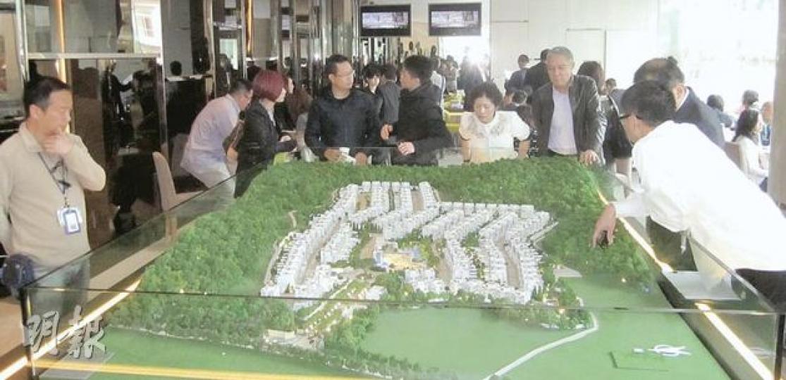 中海昨天正式發售上水洋房項目歌賦嶺,估計首推75幢洋房全數沽清,圖為售樓處的現場情况。(林可為攝) 準買家心聲.來自深圳的歌賦嶺準買家李先生﹕歌賦嶺洋房平均呎價8000餘元稍貴,但總體仍算合理;購入洋房擬作投資移民之用。他認為香港地少,經濟發展亦向前,不擔心香港樓價會下跌。(劉焌陶攝) 準買家心聲.歌賦嶺準買家袁太﹕樓盤價錢合理,不算昂貴;計劃購入兩幢洋房作自用和投資。(劉焌陶攝) 中海昨天正式發售上水洋房項目歌賦嶺,估計首推75幢洋房全數沽清,圖為售樓處的現場情况。(林可為攝) 準買家心聲.來自深圳的歌賦嶺準買家李先生﹕歌賦嶺洋房平均呎價8000餘元稍貴,但總體仍算合理;購入洋房擬作投資移民之用。他認為香港地少,經濟發展亦向前,不擔心香港樓價會下跌。(劉焌陶攝) 準買家心聲.歌賦嶺準買家袁太﹕樓盤價錢合理,不算昂貴;計劃購入兩幢洋房作自用和投資。(劉焌陶攝)