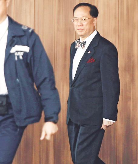 特首曾蔭權昨日於午膳時間離開辦公室時,邊走邊斜着眼睛看記者,並無回應有關他接受富豪朋友款待的提問。(郭慶輝攝) (明報製圖) 特首曾蔭權昨日於午膳時間離開辦公室時,邊走邊斜着眼睛看記者,並無回應有關他接受富豪朋友款待的提問。(郭慶輝攝) (明報製圖)