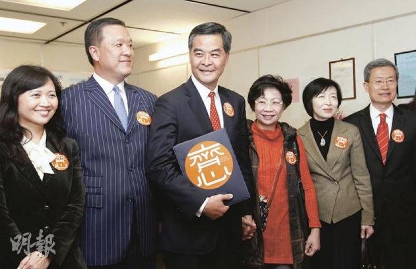 梁振英(左三)昨日正式報名參選特首並成為候選人,雖然提名數字落後唐英年,但他表明有信心當選。左起為競選辦副主任鄧淑德、主席張震遠、梁振英、梁太唐青儀、競選辦主任羅范椒芬及副主任劉炳章。(郭慶輝攝) 梁振英(左三)昨日正式報名參選特首並成為候選人,雖然提名數字落後唐英年,但他表明有信心當選。左起為競選辦副主任鄧淑德、主席張震遠、梁振英、梁太唐青儀、競選辦主任羅范椒芬及副主任劉炳章。(郭慶輝攝)