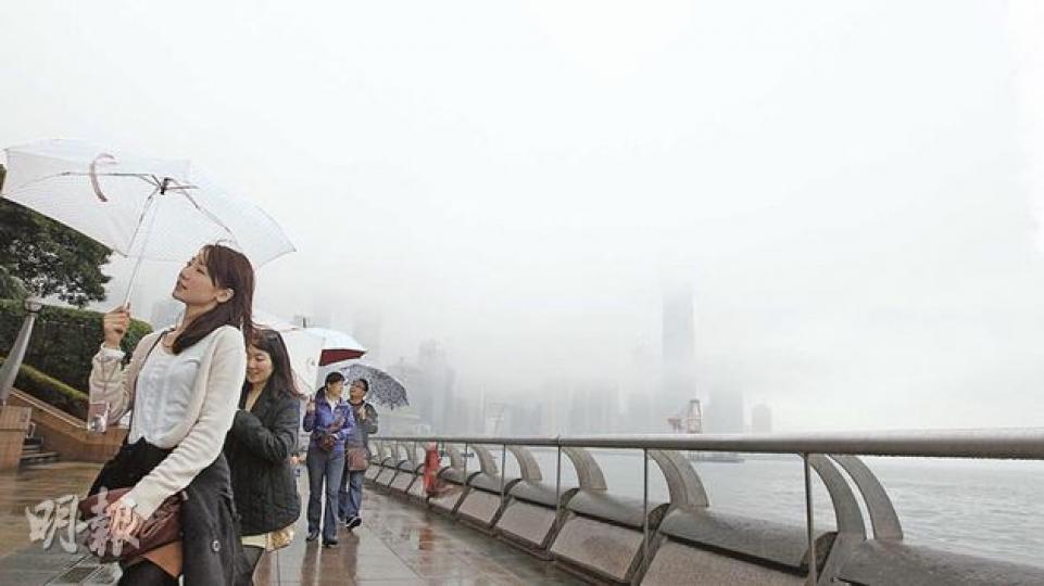 受一股潮濕的海洋氣流影響,廣東沿岸地區持續有霧,昨午維港的能見度降至約1公里,維港對岸景物隱沒在濃霧之中。(李紹昌攝) 受一股潮濕的海洋氣流影響,廣東沿岸地區持續有霧,昨午維港的能見度降至約1公里,維港對岸景物隱沒在濃霧之中。(李紹昌攝)