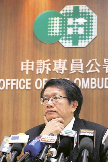 申訴專員黎年認為,地政總署作為代理人責無旁貸,應以保障公眾利益與樓宇安全為大前提,先清拆僭建物,再向原業主追討。(李紹昌攝) 申訴專員黎年認為,地政總署作為代理人責無旁貸,應以保障公眾利益與樓宇安全為大前提,先清拆僭建物,再向原業主追討。(李紹昌攝)