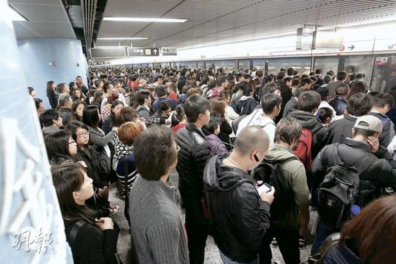 乘公共交通工具的上班族,已由5年以搭巴士為首位,變為現時「迫鐵路」成為主流,多達34.4%打工仔選乘港鐵、東鐵、馬鐵及西鐵。(郭慶輝攝) (明報製圖) 乘公共交通工具的上班族,已由5年以搭巴士為首位,變為現時「迫鐵路」成為主流,多達34.4%打工仔選乘港鐵、東鐵、馬鐵及西鐵。(郭慶輝攝) (明報製圖)