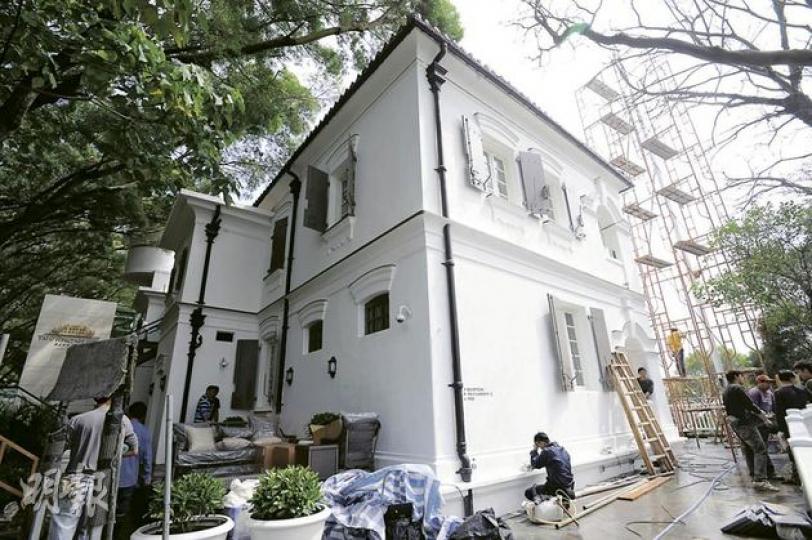 記者日前到訪的舊大澳警署,已「變身」高級酒店,工人忙着後期「加工」,大門口有指示牌指示如何通往碼頭、接待處和瞭望台。酒店以白色和玻璃為主,甚有氣派。(何家達攝) 由於酒店位處小山上,除了正門有小斜路可直達,酒店另一邊亦正在興建電梯,頂方的圓塔便是瞭望塔,將來可供客人欣賞海景。(何家達攝) 記者日前到訪的舊大澳警署,已「變身」高級酒店,工人忙着後期「加工」,大門口有指示牌指示如何通往碼頭、接待處和瞭望台。酒店以白色和玻璃為主,甚有氣派。(何家達攝) 由於酒店位處小山上,除了正門有小斜路可直達,酒店另一邊亦正在興建電梯,頂方的圓塔便是瞭望塔,將來可供客人欣賞海景。(何家達攝)