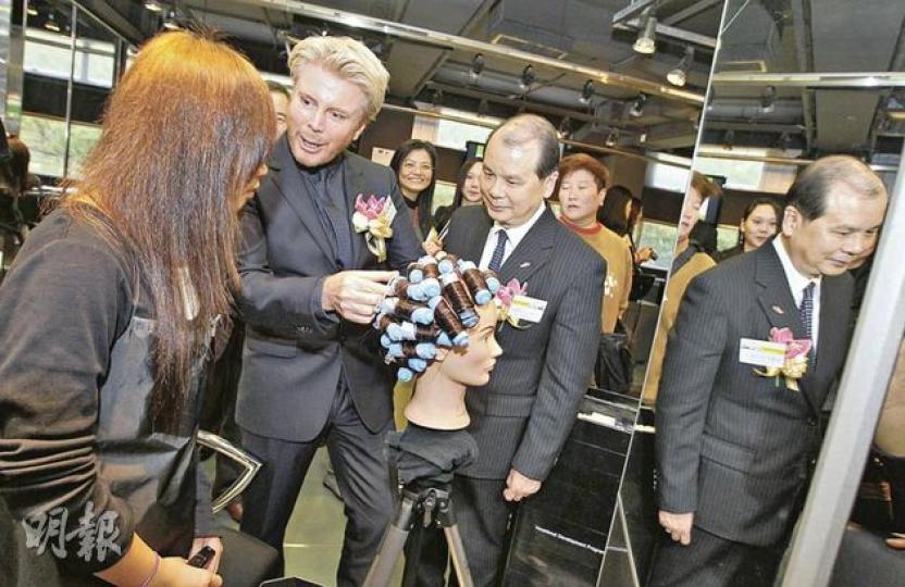 勞工及福利局長張建宗(左三)昨出席職訓局美容及美髮業見習員訓練計劃啟動儀式,了解學徒上課實習情况。(李澤彤攝) 勞工及福利局長張建宗(左三)昨出席職訓局美容及美髮業見習員訓練計劃啟動儀式,了解學徒上課實習情况。(李澤彤攝)