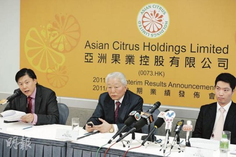 亞洲果業昨召開中期業績發布會,同時宣布未來9個月最高可能回購價值2.5億元的股份,以支持公司股價。圖為主席唐宏洲(中)及執行董事宋治強。(尹錦恩攝) 亞洲果業昨召開中期業績發布會,同時宣布未來9個月最高可能回購價值2.5億元的股份,以支持公司股價。圖為主席唐宏洲(中)及執行董事宋治強。(尹錦恩攝)