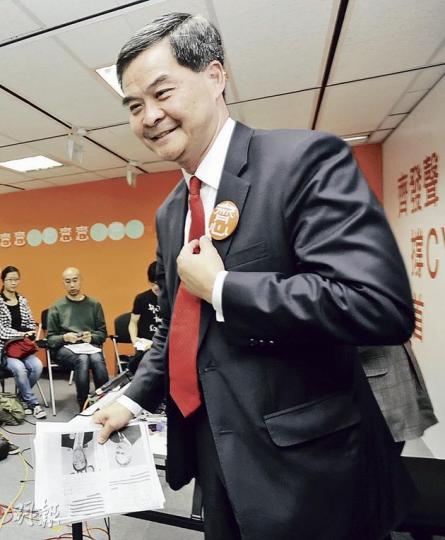 西九利益衝突風波在政府公開文件後繼續升溫,但特首候選人梁振英堅拒認錯,強調自己當年依足政府要求申報利益,事前並不知道楊經文將戴德梁行列為「物業顧問」,故投票時即使他四投楊經文,亦不存在偏袒。(余俊亮攝) 西九利益衝突風波在政府公開文件後繼續升溫,但特首候選人梁振英堅拒認錯,強調自己當年依足政府要求申報利益,事前並不知道楊經文將戴德梁行列為「物業顧問」,故投票時即使他四投楊經文,亦不存在偏袒。(余俊亮攝)