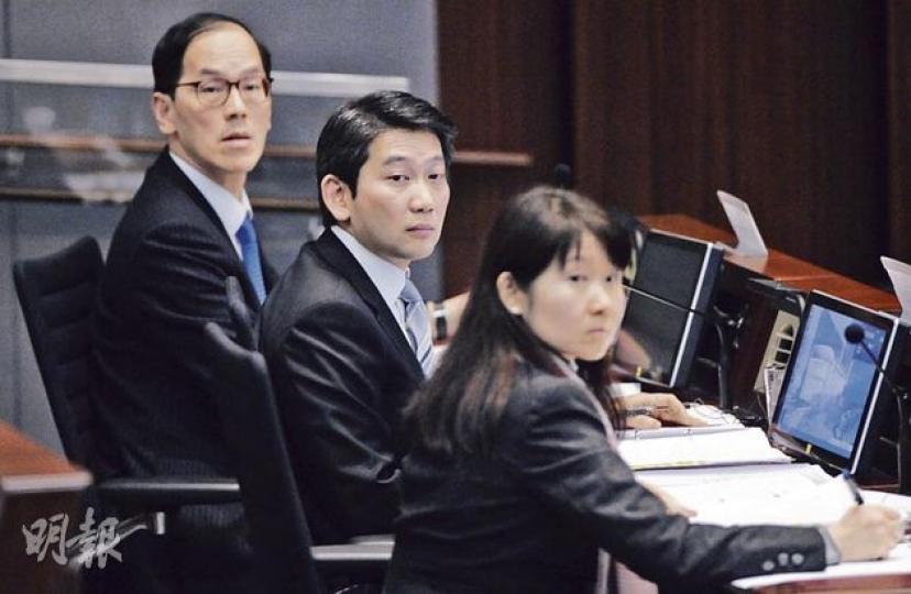 民政事務局長曾德成(左)出席立法會內委會特別會議,他申報稱,由於兄長、立法會主席曾鈺成正考慮參選特首,他不適宜就西九比賽發表意見,從本周一開始沒有參與相關工作及會議。昨日會上主要由該局常任秘書長楊立門(中)負責回答議員提問。(何家達攝) 政府目前只願公開部分西九比賽資料,內務委員會昨一致通過在下周三大會提出動議,引用《權力及特權條例》成立專責委員會跟進事件,但須獲大會通過。圖右起內會主席劉健儀、副主席李華明。 (何家達攝) 民政事務局長曾德成(左)出席立法會內委會特別會議,他申報稱,由於兄長、立法會主席曾鈺成正考慮參選特首,他不適宜就西九比賽發表意見,從本周一開始沒有參與相關工作及會議。昨日會上主要由該局常任秘書長楊立門(中)負責回答議員提問。(何家達攝) 政府目前只願公開部分西九比賽資料,內務委員會昨一致通過在下周三大會提出動議,引用《權力及特權條例》成立專責委員會跟進事件,但須獲大會通過。圖右起內會主席劉健儀、副主席李華明。 (何家達攝)