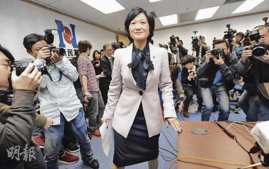 特首參選人、新民黨主席葉劉淑儀(中)昨日公布政綱,提出復建居屋和落實15年免費教育等。她昨早出席電台節目時主動表示,有唐營中人雖已提名唐英年,但若她能順利參選,將改為支持她。(余俊亮攝) 特首參選人、新民黨主席葉劉淑儀(中)昨日公布政綱,提出復建居屋和落實15年免費教育等。她昨早出席電台節目時主動表示,有唐營中人雖已提名唐英年,但若她能順利參選,將改為支持她。(余俊亮攝)