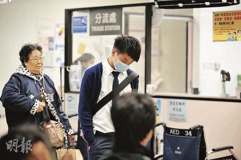 遭打傷的中一男生,左腰及手臂受傷,事後送院檢驗。(衛永康攝) 遭打傷的中一男生,左腰及手臂受傷,事後送院檢驗。(衛永康攝)