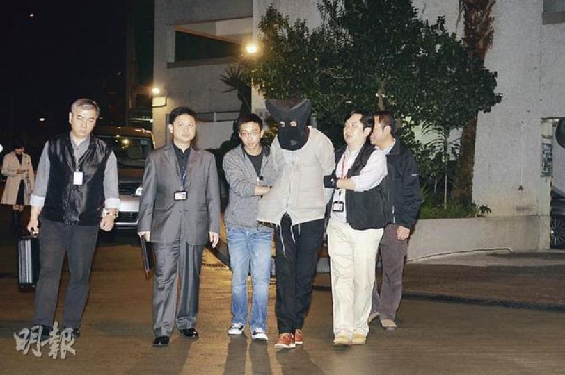 警方昨晚於尖沙嘴一個商場拘捕身高6呎的姓張疑犯(28歲),其後將他帶返沙田翠田街愉景花園的住所蒐證。(衛永康攝) 警方昨晚於尖沙嘴一個商場拘捕身高6呎的姓張疑犯(28歲),其後將他帶返沙田翠田街愉景花園的住所蒐證。(衛永康攝)