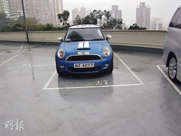 現時天寶大廈的17號車位,乃原訴一方稱原本持有其中一個車位,車位昨停泊了一輛私家車。(林綺琪攝) 現時天寶大廈的17號車位,乃原訴一方稱原本持有其中一個車位,車位昨停泊了一輛私家車。(林綺琪攝)