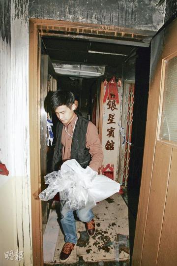 深水埗南昌街被縱火的賓館,頂部被濃煙薰黑,部分物件被高溫燒熔,探員到場檢走證物返署。(黃雄攝) 深水埗南昌街被縱火的賓館,頂部被濃煙薰黑,部分物件被高溫燒熔,探員到場檢走證物返署。(黃雄攝)
