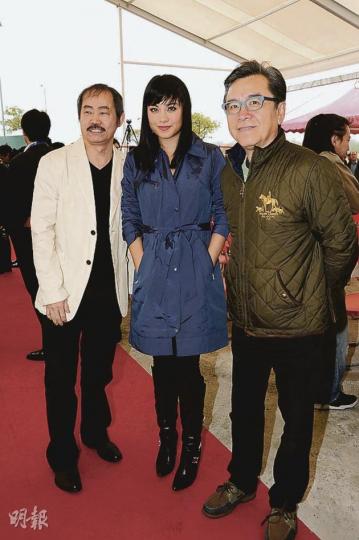 元華、廖碧兒與姜大偉轉投王維基旗下,繼續做同事。(攝影﹕黃梓烜、鍾偉茵) 一班綠葉、甘草及歌手,計有(後排左起)陳霽平、劉玉翠、呂有慧、唐寧、劉美君。(前排左起)關楚耀、駱應鈞一起祝酒希望有好的開始。(攝影﹕黃梓烜、鍾偉茵) 周家怡一副性感戰鬥格加盟新公司,姜文杰悉心打扮亮相。(攝影﹕黃梓烜、鍾偉茵) 元華、廖碧兒與姜大偉轉投王維基旗下,繼續做同事。(攝影﹕黃梓烜、鍾偉茵) 一班綠葉、甘草及歌手,計有(後排左起)陳霽平、劉玉翠、呂有慧、唐寧、劉美君。(前排左起)關楚耀、駱應鈞一起祝酒希望有好的開始。(攝影﹕黃梓烜、鍾偉茵) 周家怡一副性感戰鬥格加盟新公司,姜文杰悉心打扮亮相。(攝影﹕黃梓烜、鍾偉茵)