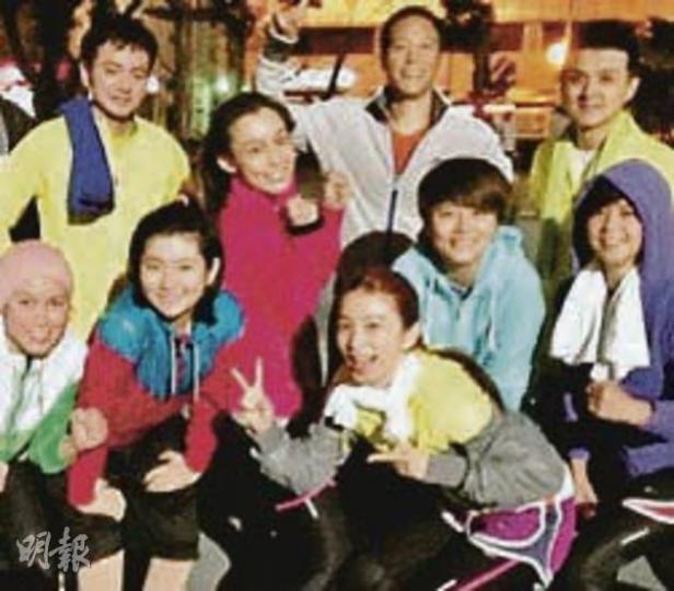 任家萱(前排左二)大前晚相約Hebe(前排中)等多位好友跑步。(微博圖片) Selina的小腿仍包着壓力衣。(微博圖片) 任家萱(前排左二)大前晚相約Hebe(前排中)等多位好友跑步。(微博圖片) Selina的小腿仍包着壓力衣。(微博圖片)