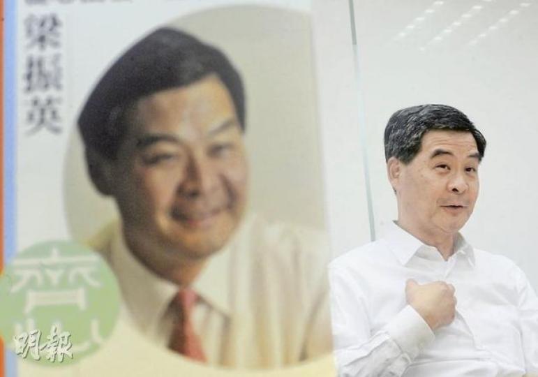 政府現只願意公布部分投票紀錄，特首候選人梁振英表示，「要我憑記憶反駁政府資料，是完全不對稱的情况」，指政府應至少公開所有評審的投票、討論紀錄等。 圖左是梁振英今天推出的新書封面。（余俊亮攝）（明報製圖）