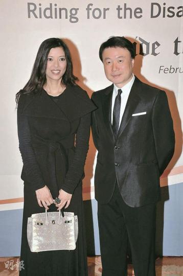 羅傑承(右)前晚偕太太梁芷珊(左)出席晚宴,並表示很介意陳七吸煙。(攝影:孫華中) 羅傑承(右)前晚偕太太梁芷珊(左)出席晚宴,並表示很介意陳七吸煙。(攝影:孫華中)