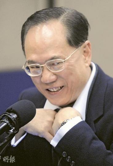 曾蔭權昨日在電台就利益輸送事件解畫時,承認「自以為是,自覺良好」,其實與市民的期望有一個很明顯的差距。他又承認在行會審議香港數碼廣播公司事宜時,沒有申報公司股東之一的黃楚標是其房東。(余俊亮攝) 社民連昨日於禮賓府外抗議,梁國雄批評曾蔭權成立獨立委員會是緩兵之計,目的是企圖阻止立法會調查事件。(余俊亮攝) (明報製圖) (明報製圖) 曾蔭權昨日在電台就利益輸送事件解畫時,承認「自以為是,自覺良好」,其實與市民的期望有一個很明顯的差距。他又承認在行會審議香港數碼廣播公司事宜時,沒有申報公司股東之一的黃楚標是其房東。(余俊亮攝) 社民連昨日於禮賓府外抗議,梁國雄批評曾蔭權成立獨立委員會是緩兵之計,目的是企圖阻止立法會調查事件。(余俊亮攝) (明報製圖) (明報製圖)