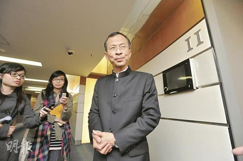 立法會主席曾鈺成昨說,明白若他不參選將令很多支持者感可惜,但直言除非在這黃金24小時內有戲劇性變化,否則他今日宣布參選的機會將很低。(尹錦恩攝) 特首候選人梁振英昨表示,若立法會引用特權法調查西九漏報風波,他樂意向議員解釋事件,重申事件不涉及利益衝突。(余俊亮攝) 特首候選人唐英年(左三)昨在競選網站發表文章,指溫和共識主義才適合香港,鬥爭為主的極端管治方式,只會造成更大的社會撕裂。圖為他昨與立法會議員林大輝(右二)出席公開活動。(林振東攝) 立法會主席曾鈺成昨說,明白若他不參選將令很多支持者感可惜,但直言除非在這黃金24小時內有戲劇性變化,否則他今日宣布參選的機會將很低。(尹錦恩攝) 特首候選人梁振英昨表示,若立法會引用特權法調查西九漏報風波,他樂意向議員解釋事件,重申事件不涉及利益衝突。(余俊亮攝) 特首候選人唐英年(左三)昨在競選網站發表文章,指溫和共識主義才適合香港,鬥爭為主的極端管治方式,只會造成更大的社會撕裂。圖為他昨與立法會議員林大輝(右二)出席公開活動。(林振東攝)